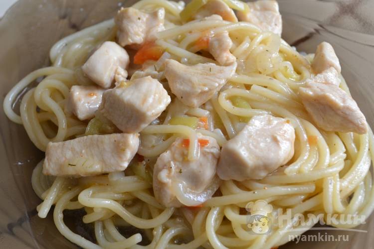 Спагетти с курицей на сковородке - фото шаг 12