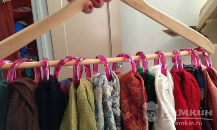 Как разместить шарфики на вешалке в гардеробе