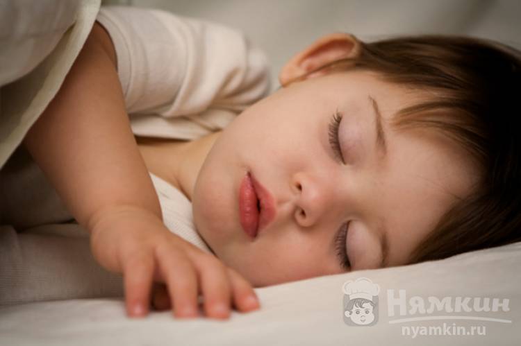 Ребенок скрепит зубами во сне: что делать
