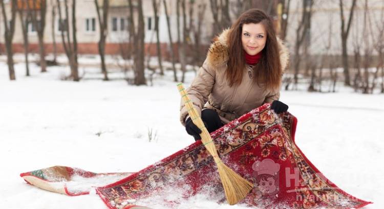 Как правильно чистить и выбивать ковёр на снегу