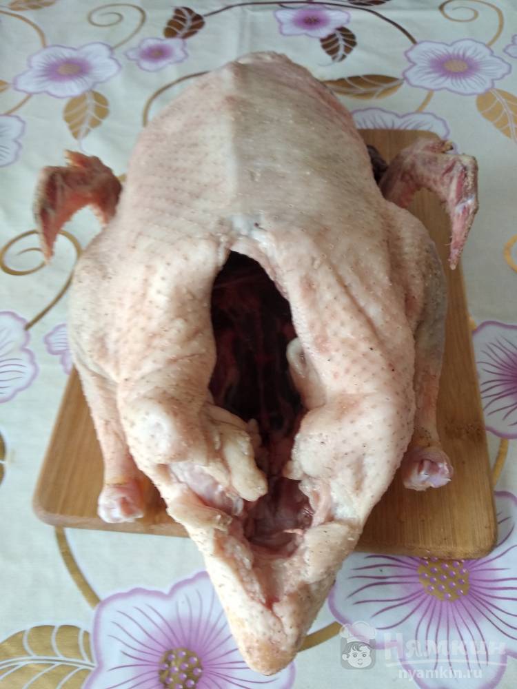 Запеченная утка в духовке с капустой