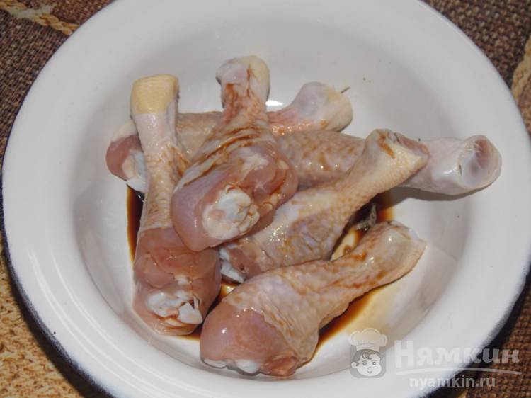 Голени куриные с луком и кукурузой в мультиварке - фото шаг 1
