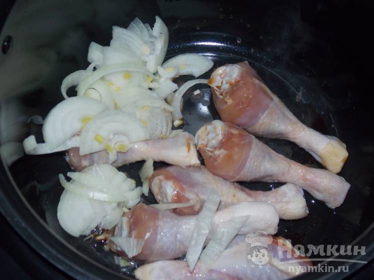 Голени куриные с луком и кукурузой в мультиварке - фото шаг 2