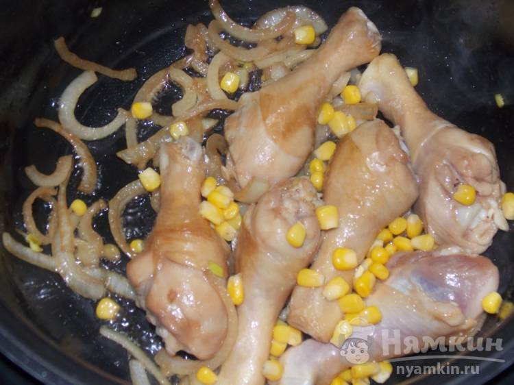 Голени куриные с луком и кукурузой в мультиварке - фото шаг 3