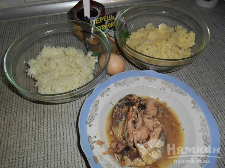 Котлеты из рыбных консервов с рисом и картошкой - Лайфхакер