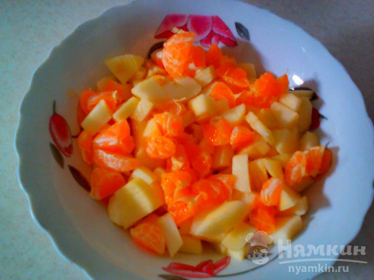 Фруктовый салат с яблоком, авокадо, руколой и апельсином