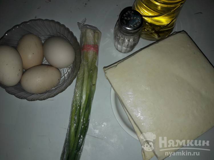 Пирог из слоеного теста с яйцами и луком - фото шаг 1