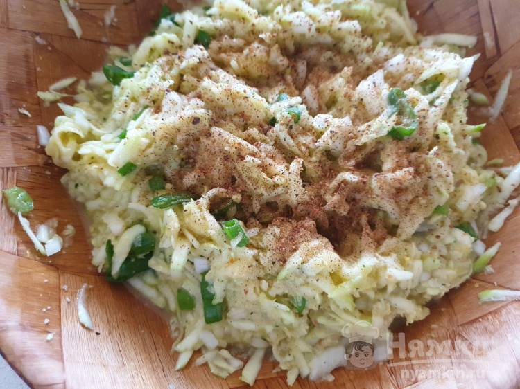 Кабачковые котлеты с соусом из йогурта - фото шаг 7