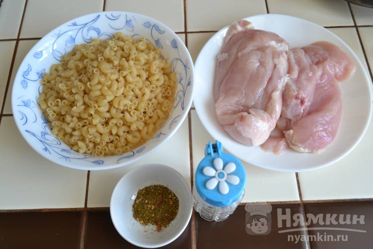 Быстрые макароны с куриным филе на сковородке - фото шаг 1