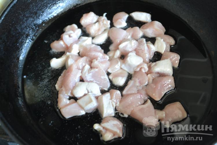 Быстрые макароны с куриным филе на сковородке - фото шаг 3