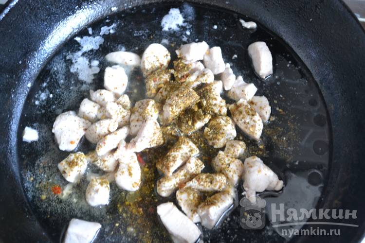 Быстрые макароны с куриным филе на сковородке - фото шаг 4