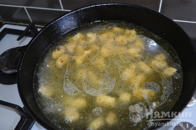 Быстрые макароны с куриным филе на сковородке - фото шаг 5