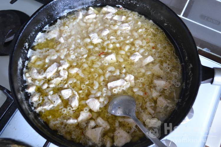 Быстрые макароны с куриным филе на сковородке - фото шаг 6