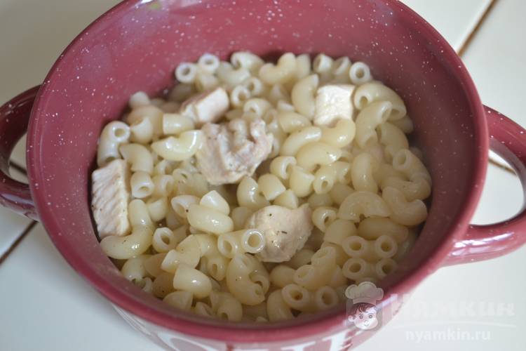 Быстрые макароны с куриным филе на сковородке - фото шаг 7