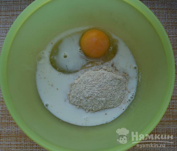  Оладьи из овсянки с мёдом орехами и бананом - фото шаг 2