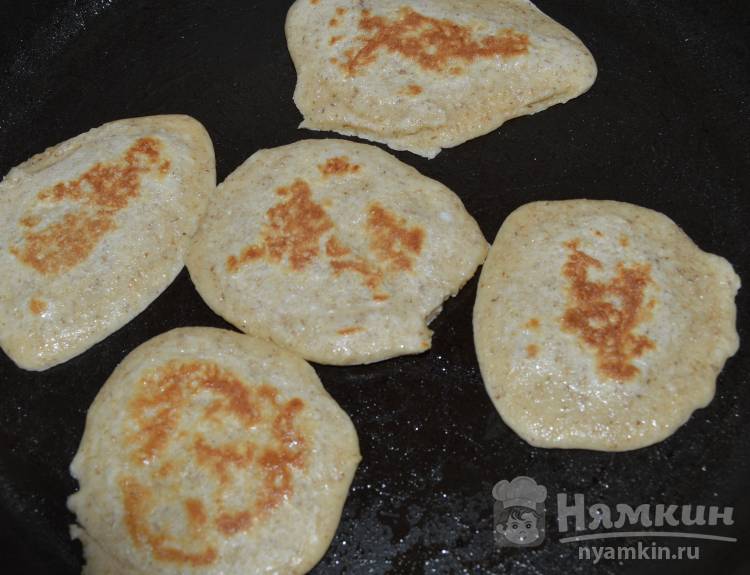  Оладьи из овсянки с мёдом орехами и бананом - фото шаг 3
