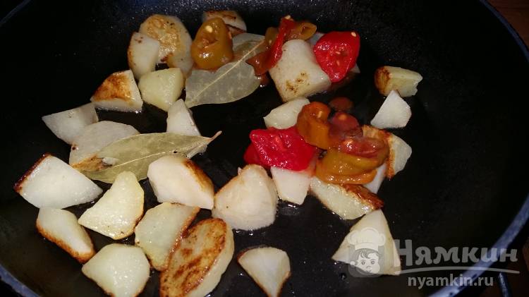Горячий салат с острым перцем, яйцом и картофелем - фото шаг 3