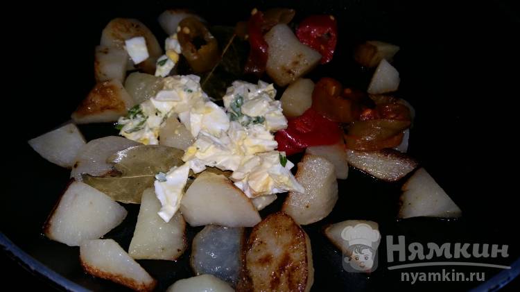 Горячий салат с острым перцем, яйцом и картофелем - фото шаг 4