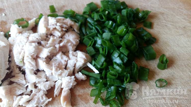 Жареный рулет из теста с курицей и зеленью - фото шаг 1