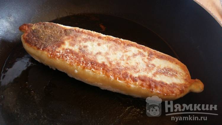 Жареный рулет из теста с курицей и зеленью - фото шаг 5