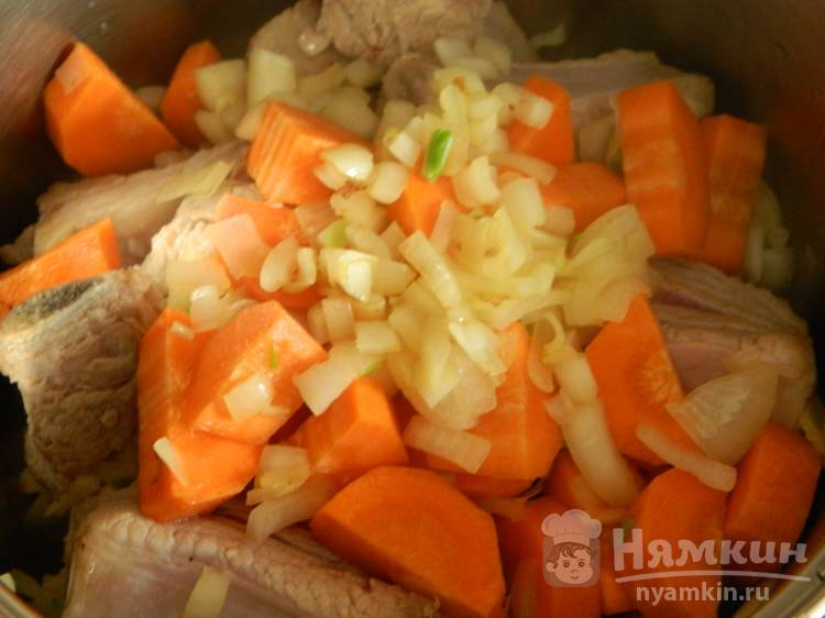 Тушеные ребрышки с луком и морковью - фото шаг 2
