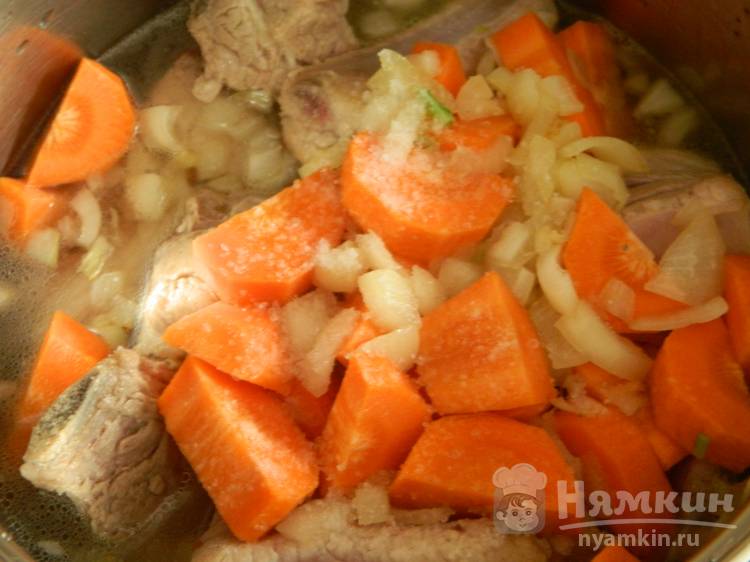 Тушеные ребрышки с луком и морковью - фото шаг 3