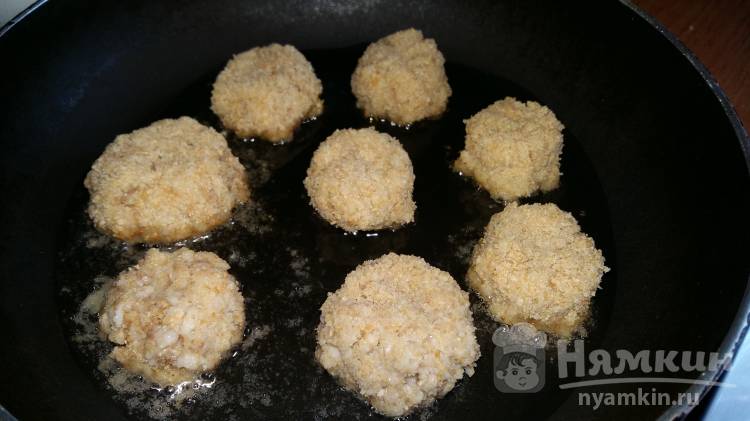 Сладкие овсяные котлеты в панировочных сухарях - фото шаг 4