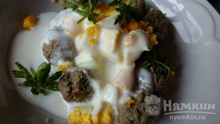 Фрикадельки в сметане с яйцом и зеленью - фото шаг 4
