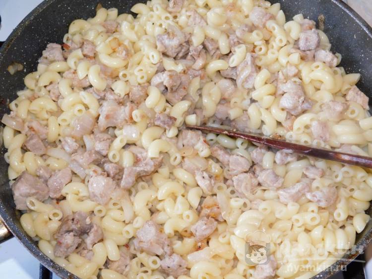 Макароны с жареным мясом - фото шаг 4