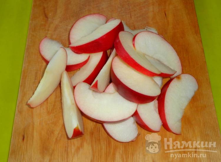 Ягодный компот с яблоками и изюмом - фото шаг 2