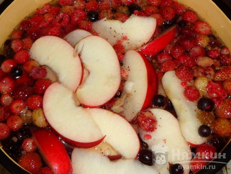 Ягодный компот с яблоками и изюмом - фото шаг 3