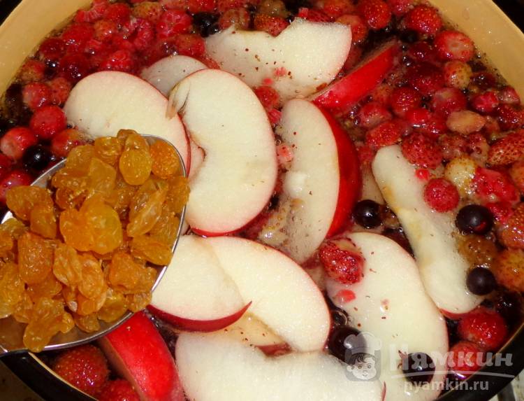 Ягодный компот с яблоками и изюмом - фото шаг 4