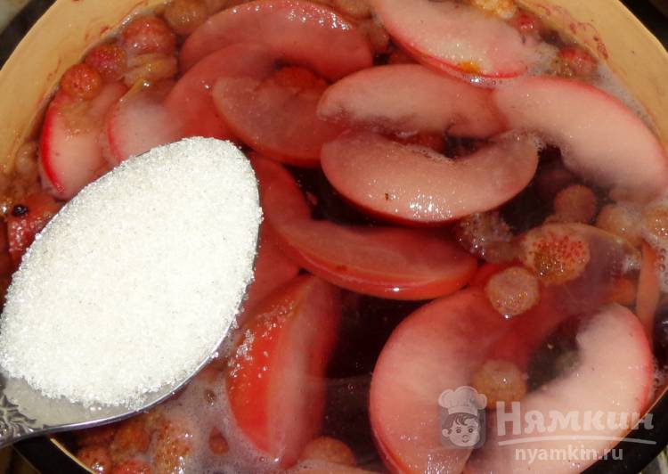 Ягодный компот с яблоками и изюмом - фото шаг 5