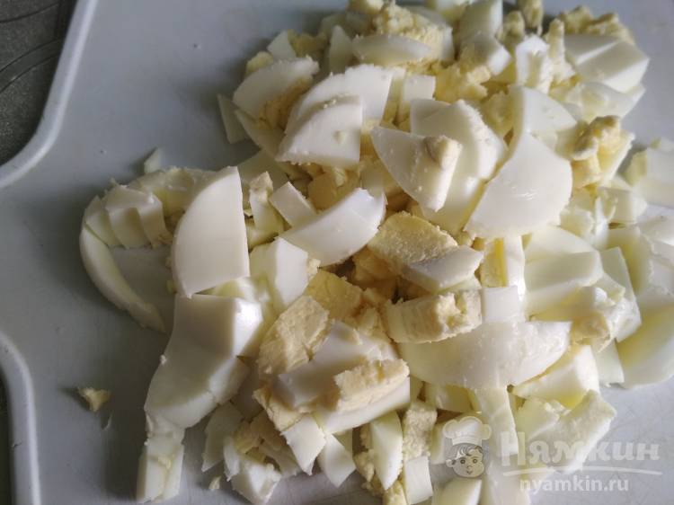 Салат из сельдерея стеблевого с яблоком и яйцом - фото шаг 3