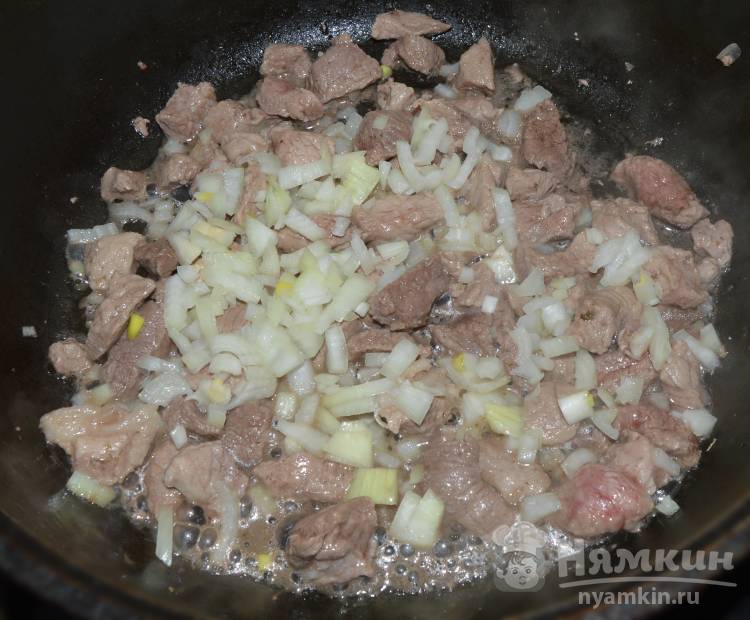 Макароны с мясом и луком  - фото шаг 2