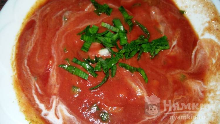 Сметанно-томатный соус с чесноком и зеленью