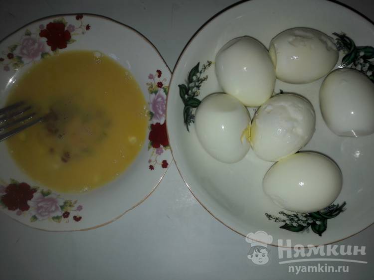 Куриные котлеты с яйцами в панировке - фото шаг 2