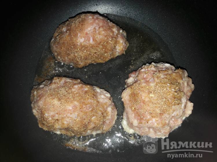 Куриные котлеты с яйцами в панировке - фото шаг 4