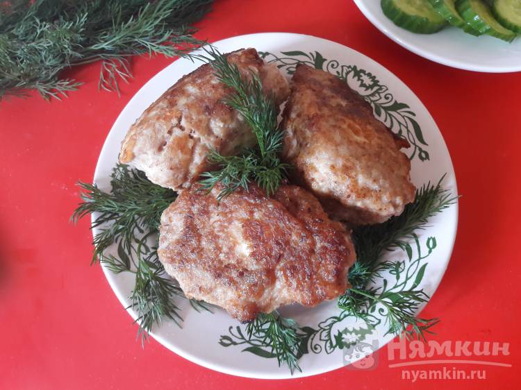 Куриные котлеты с яйцами в панировке - фото шаг 5