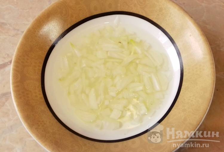 Салат с курицей, орехами и маринованным луком - фото шаг 1