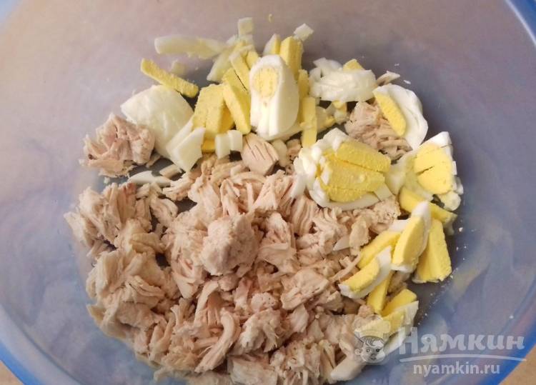 Салат с курицей, орехами и маринованным луком - фото шаг 2
