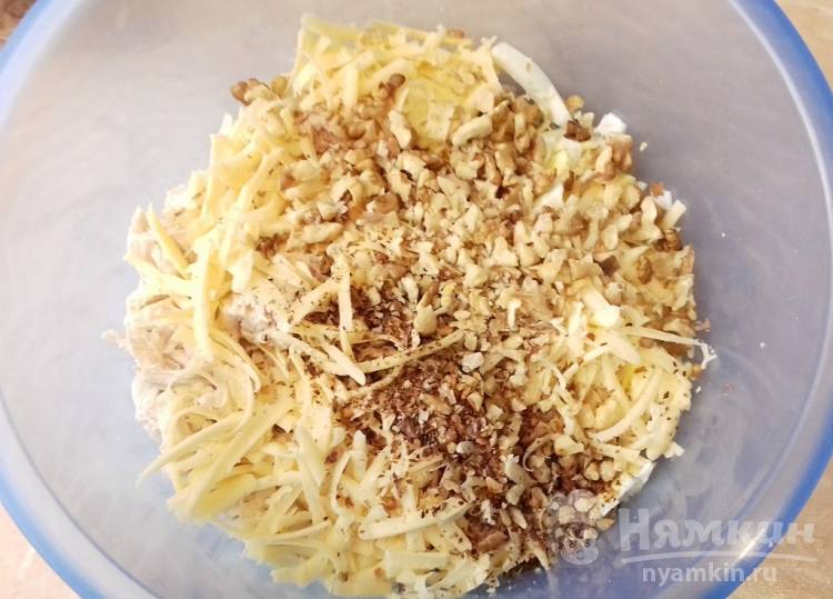 Салат с курицей, орехами и маринованным луком - фото шаг 3