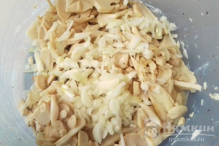 Салат с курицей, орехами и маринованным луком - фото шаг 4