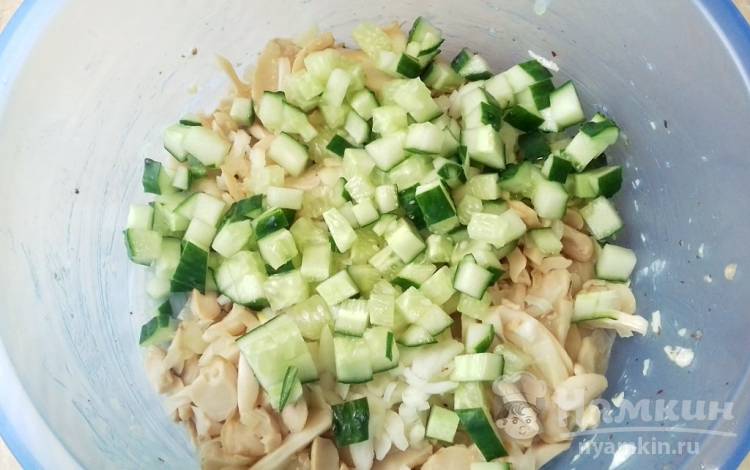 Салат с курицей, орехами и маринованным луком - фото шаг 5