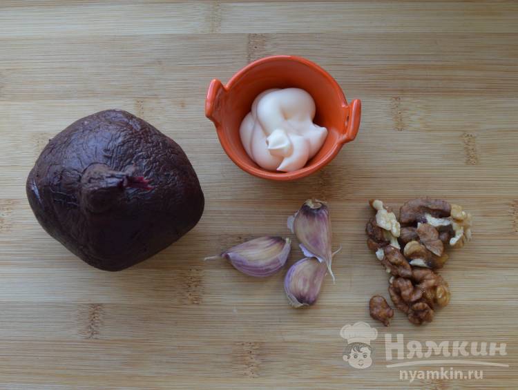 Вкусный салат из свеклы с чесноком  - фото шаг 1