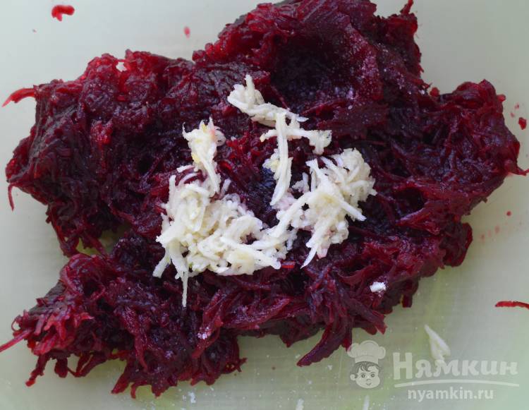 Вкусный салат из свеклы с чесноком  - фото шаг 3