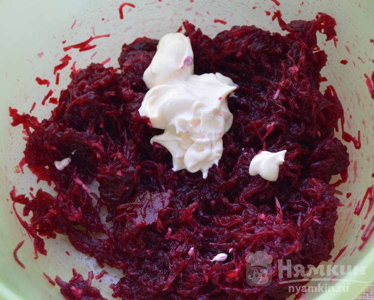 Вкусный салат из свеклы с чесноком  - фото шаг 4
