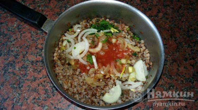 Гречневая каша с вареным картофелем и луком - фото шаг 5