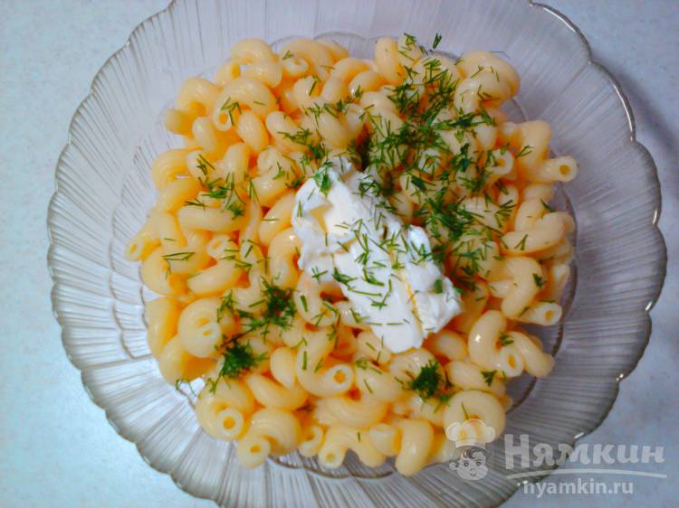 Отварные макароны с укропом, чесноком и сливочным маслом - фото шаг 3
