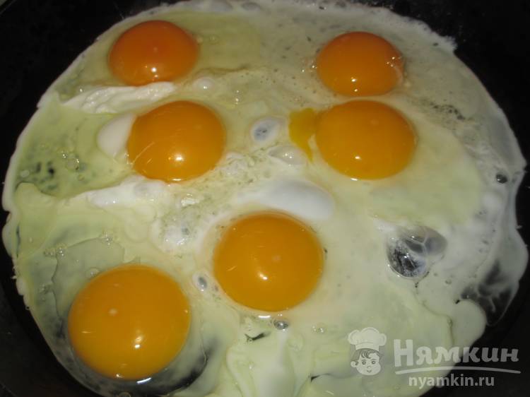 Яичница на домашних куриных яичках с сыром и укропом  - фото шаг 2